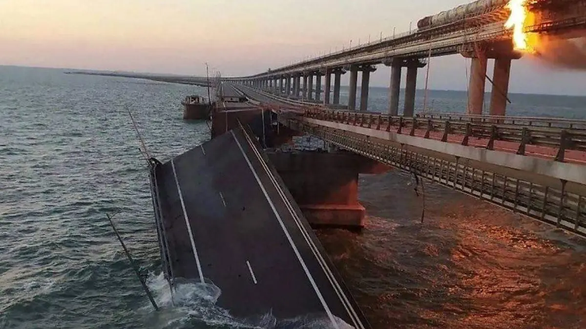 Explosión provoca derrumbe de puente vial clave entre Crimea y Rusia